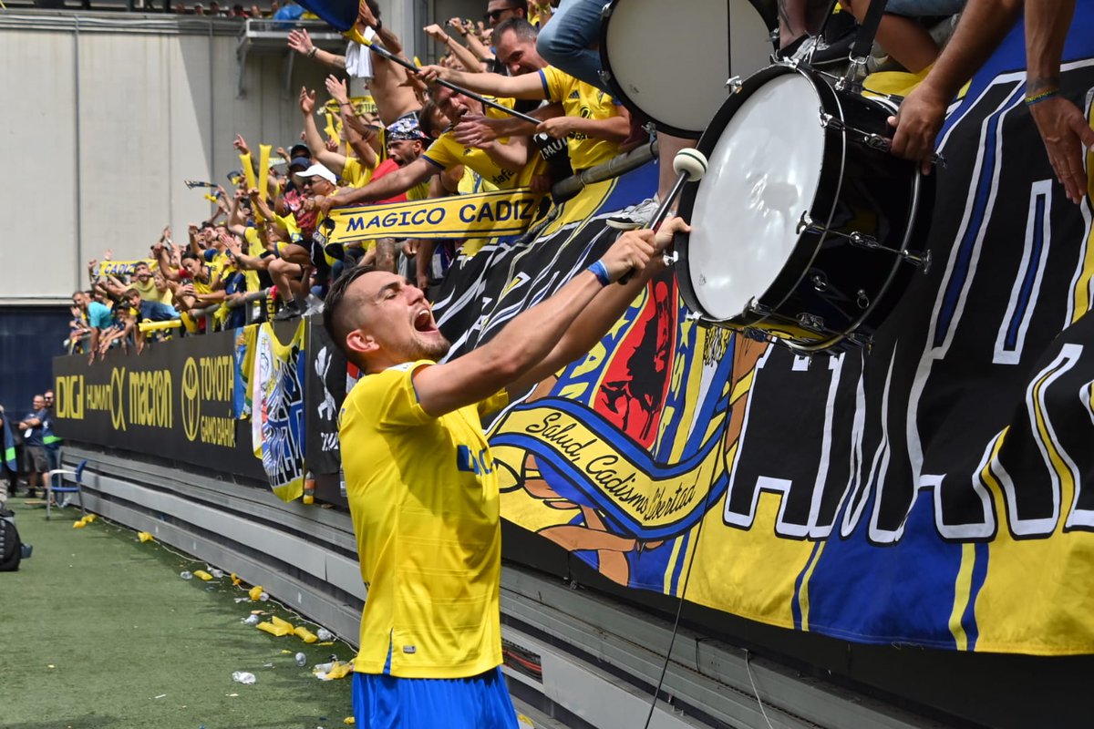Gmadrera's tweet photo. No lleva aquí ni 5 meses y parece que lleva toda la vida. 

Cómo lucha, como lo siente. 💛💙

Gracias por todo @gonza_escalante https://t.co/MmFNbCyUtI