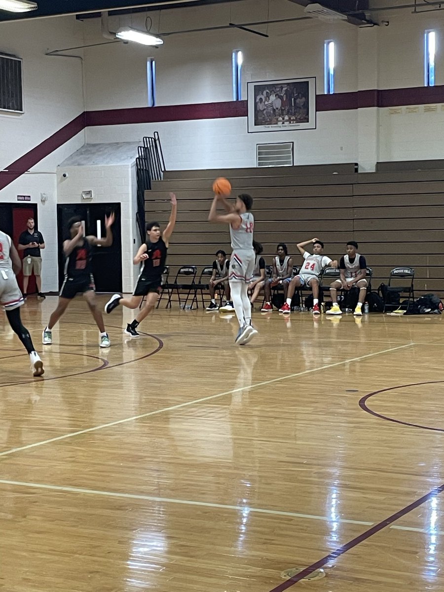 KelleyKish's tweet photo. A weekend filled with ❤️ &amp; 🏀! Chris’ tournament brought BFF @Muthithar @CoachFVinson to town! https://t.co/Dz2zhWCiOF