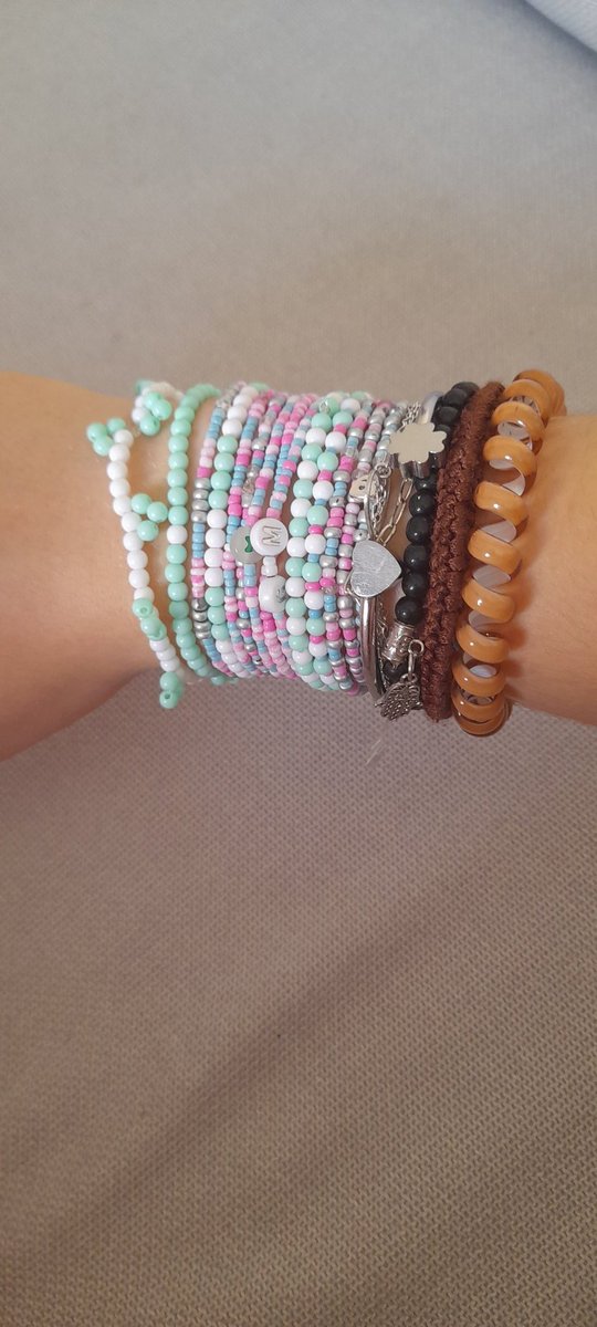 gsmonteiro_104's tweet image. As pessoas: Tu não usas muitas pulseiras?
Eu: Não, eu quero ter mais ainda
Os meus braços:
#pulseiras