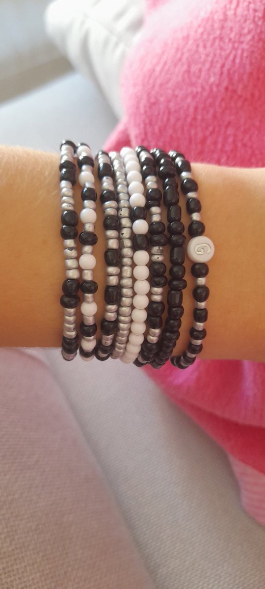 gsmonteiro_104's tweet image. As pessoas: Tu não usas muitas pulseiras?
Eu: Não, eu quero ter mais ainda
Os meus braços:
#pulseiras