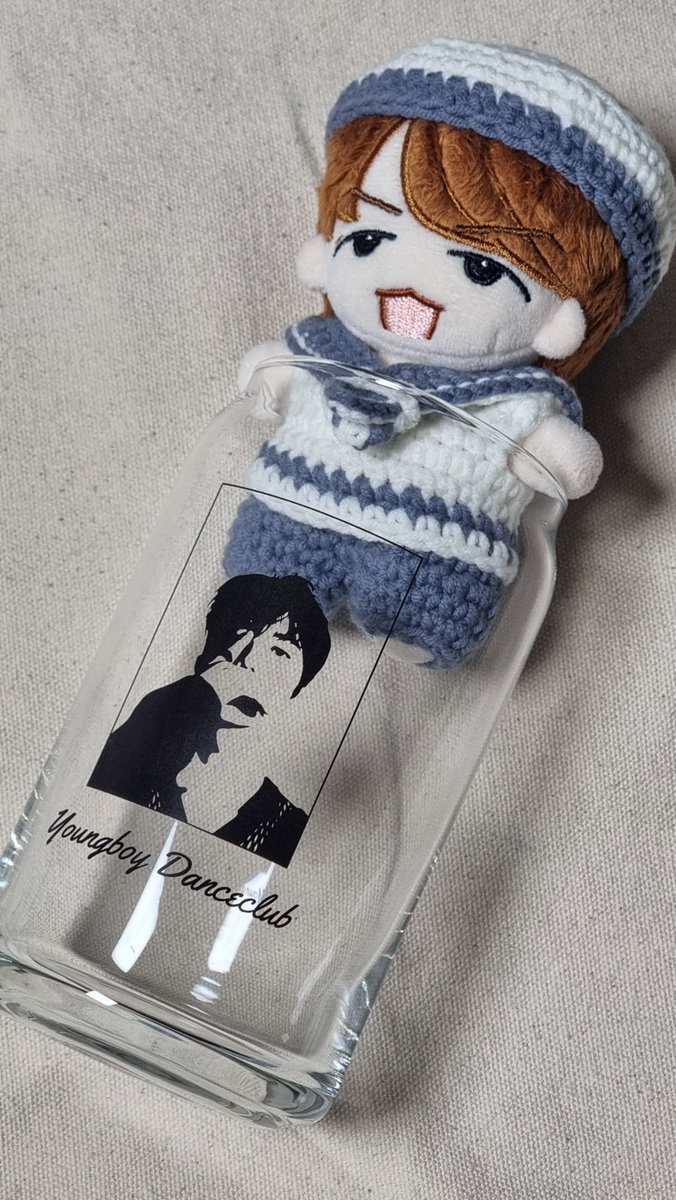 0430yesir's tweet photo. 3. 카페 식스
: 선착 성공! 맥주잔! 쿠키 귀여워서 개별 구매 되냐고 물어봄. 안되서 슬펐다. 현수막 멋있구 파란 장미 센스 굿👍🏻 사람이 많아서 꾸며진 벽은 눈으로만. 포토카드 10장 드볼하니 카드 뒷면이랑 같은 포스터 넘 좋네요. 
@Stageon_YOUNG 💙 정말 감사해요!
#끝나지않을_청춘을_우영이와 https://t.co/od7wKYVsgh