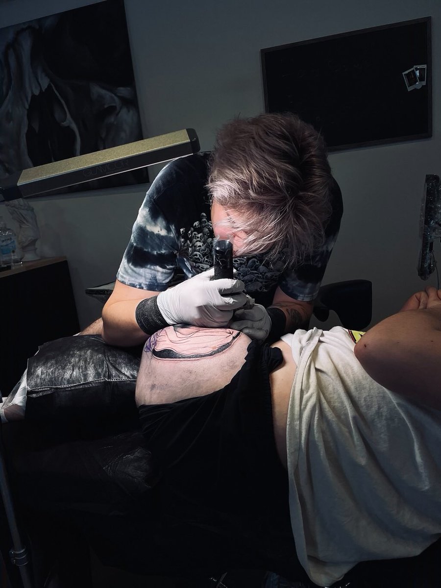 connormoonart's tweet photo. GUYS LOOK AT THESE PHOTOS MY FRIENDS BOYF TOOK OF ME AT MY FIRST COMPETITION 😭😭

And thank you to my cute boyfriend for letting me tattoo him https://t.co/vD5nYty6LS