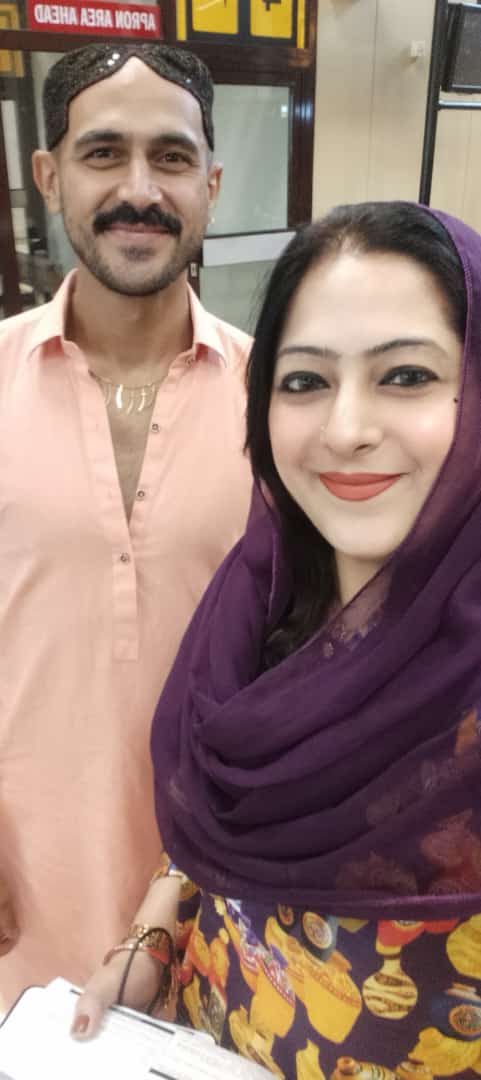 dastgirbhatti15's tweet photo. تازو پرڻيل سنڌجي دانشمند نياڻي فاطمه ڀٽوصاحبہ ۽منهنجي ڌيءفاطمه نازش ڀٽي وچ۾ اڄ شام ڪراچي ايئرپورٽ تي اوچتي ملاقات ٿي.ھن موقعي تي ذوالفقارعلي ڀٽوجونيئر۽فاطمه ڀٽوجو ور جبران به گڏھئا.کين شاديءجون مبارڪون ڏيڻ مھل ھي يادگارتصويرون ورتيون ويون.فاطمه ڀٽو ڏاڏاڻي قبرستان ۾ حاضري ڀريندي. https://t.co/6wY8ERAysJ