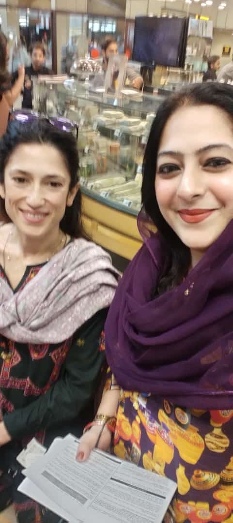 dastgirbhatti15's tweet photo. تازو پرڻيل سنڌجي دانشمند نياڻي فاطمه ڀٽوصاحبہ ۽منهنجي ڌيءفاطمه نازش ڀٽي وچ۾ اڄ شام ڪراچي ايئرپورٽ تي اوچتي ملاقات ٿي.ھن موقعي تي ذوالفقارعلي ڀٽوجونيئر۽فاطمه ڀٽوجو ور جبران به گڏھئا.کين شاديءجون مبارڪون ڏيڻ مھل ھي يادگارتصويرون ورتيون ويون.فاطمه ڀٽو ڏاڏاڻي قبرستان ۾ حاضري ڀريندي. https://t.co/6wY8ERAysJ