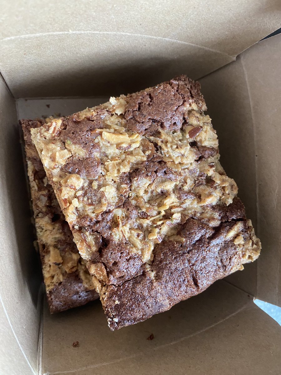 Hello Hampton Bakery.

A little late 🚴🏻‍♀️to the venue today, so there were very few options left (two, in fact). However these are very pleasing brownies!

What does everyone have on their cafe stops? 

#brownies #cafestop #hamptoninarden #bakery