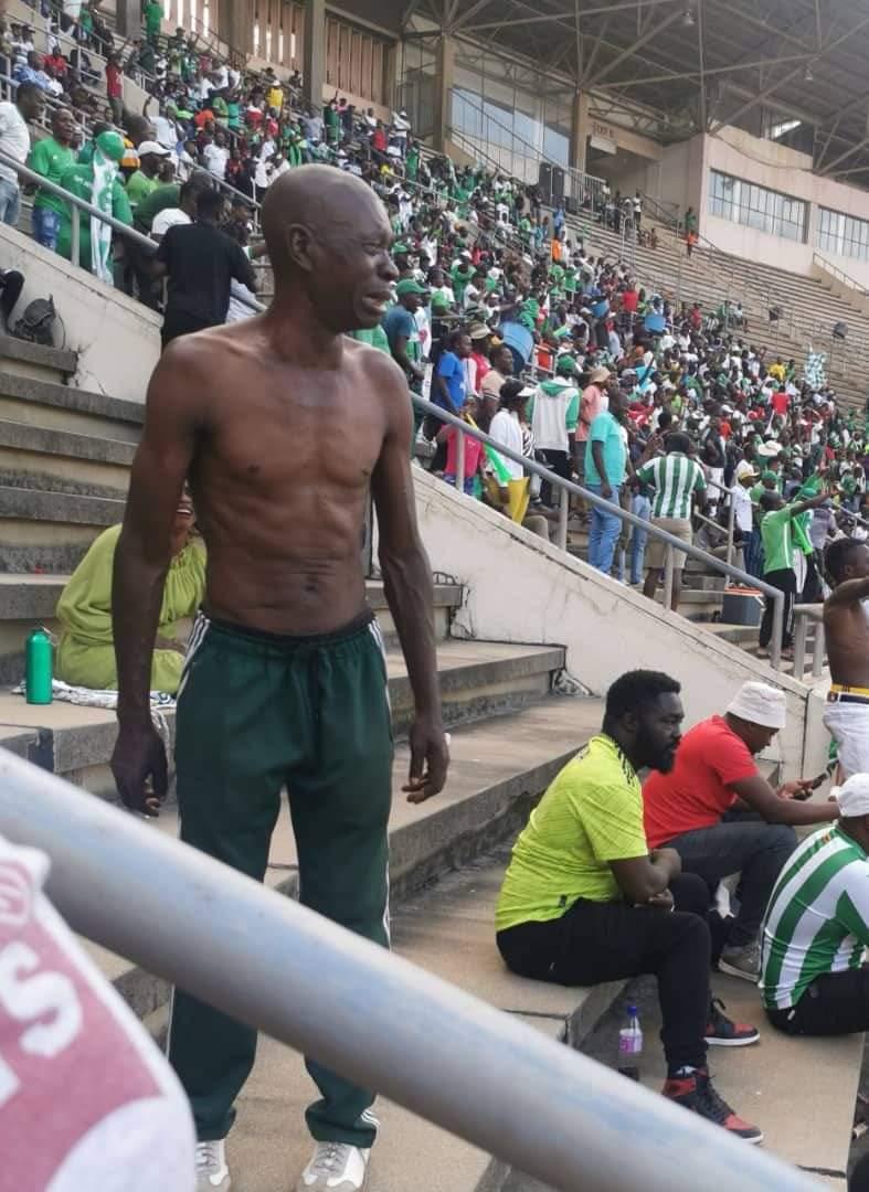 TKawondera's tweet image. Football is not for the faint-hearted Chitembwe furious and a supporter not so happy.. Dembare ineurayisa vanhu ne BP #hararederby #Dembare