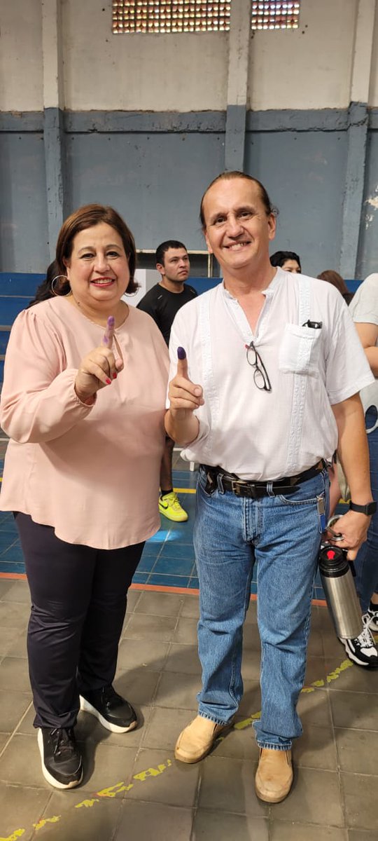 Desde tempranas horas, recorrimos los colegios electorales de la capital del país. Con la esperanza puesta en el cambio y la confianza depositada por tanta gente, ejerzo mi derecho al voto en el COL. EXPERIM. PARAGUAY-BRASIL.