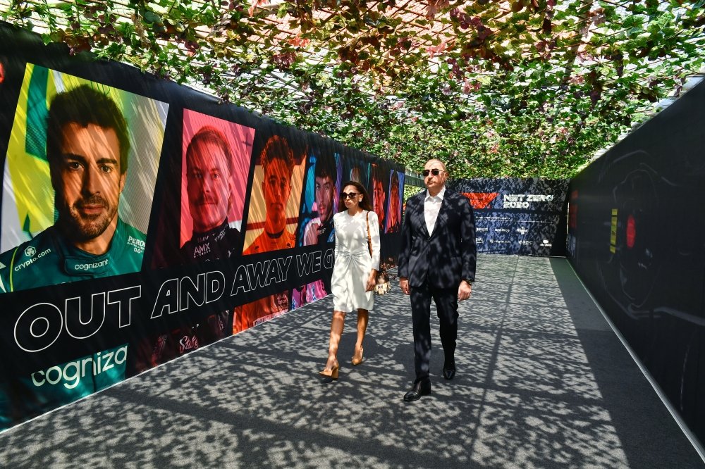 globalbrief_now's tweet photo. President Ilham Aliyev and First Lady Mehriban Aliyeva watch #Formla1 #AzerbaijanGP https://t.co/ORXFOWbWlR https://t.co/1dTgvmBECi