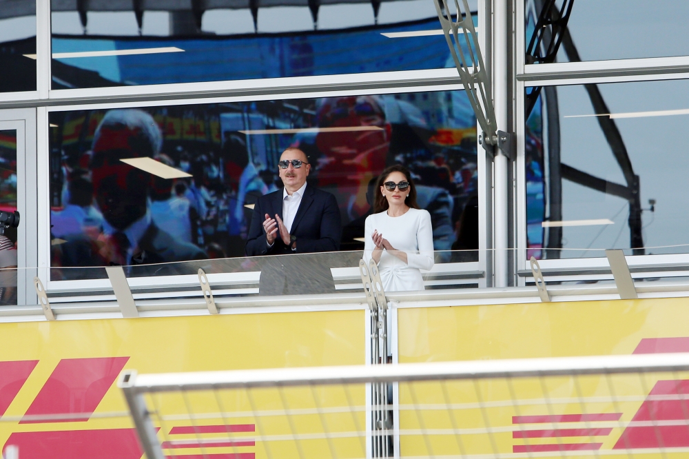 globalbrief_now's tweet photo. President Ilham Aliyev and First Lady Mehriban Aliyeva watch #Formla1 #AzerbaijanGP https://t.co/ORXFOWbWlR https://t.co/1dTgvmBECi