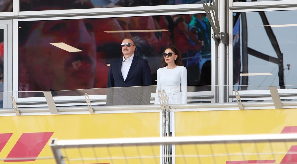 globalbrief_now's tweet photo. President Ilham Aliyev and First Lady Mehriban Aliyeva watch #Formla1 #AzerbaijanGP https://t.co/ORXFOWbWlR https://t.co/1dTgvmBECi