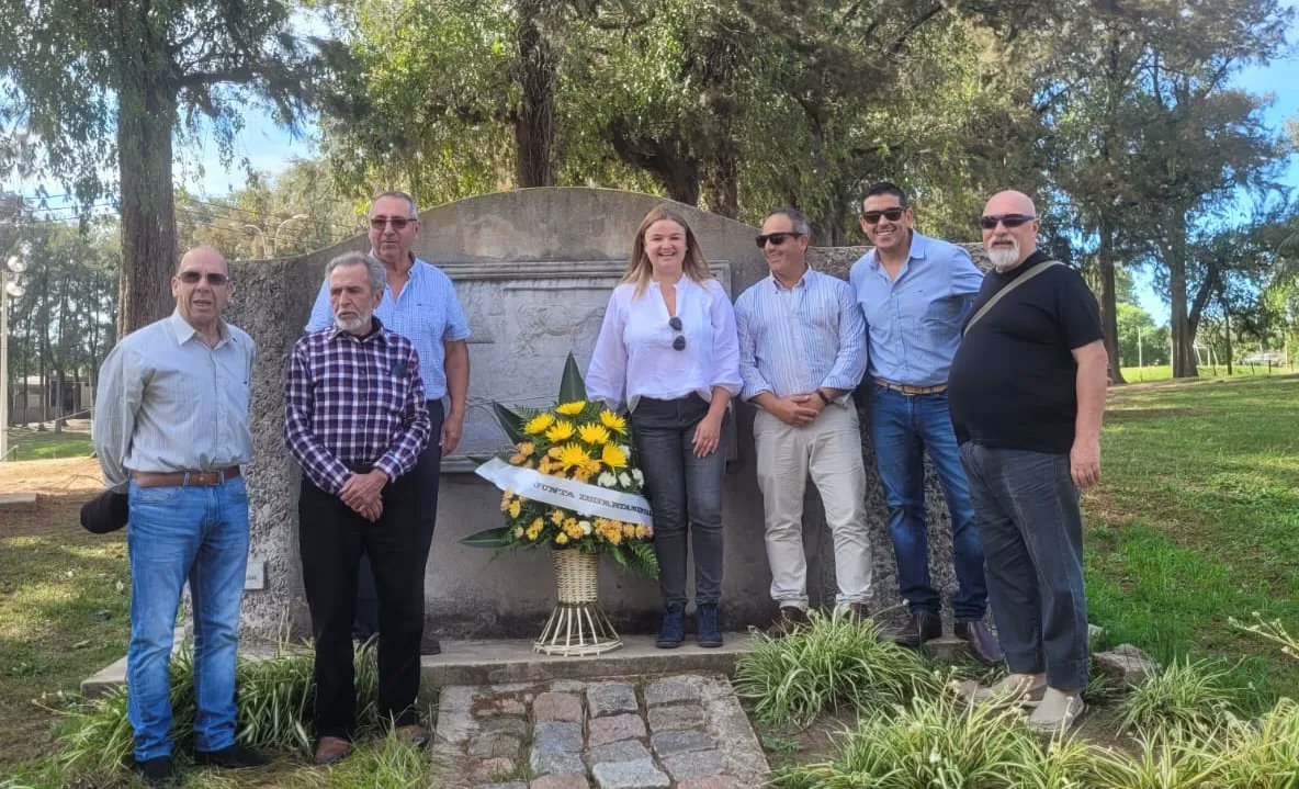 mnpsaravia's tweet photo. La Junta Departamental de Lavalleja colocó una ofrenda floral en reconocimiento al Trabajador Rural.
Gracias a todos los que acompañaron. https://t.co/Nowd2jt6g5