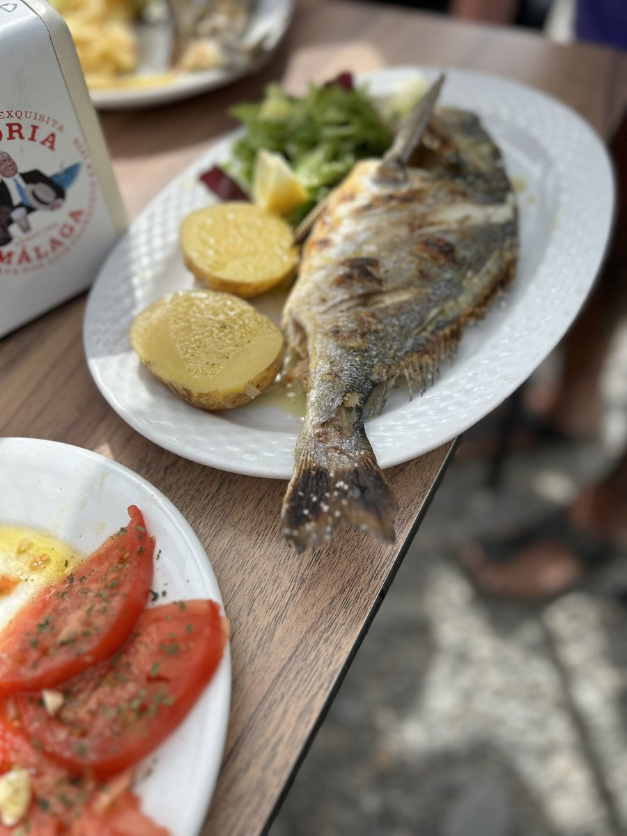 Lekker lunchen op het strand: lubina a la plancha 🐟