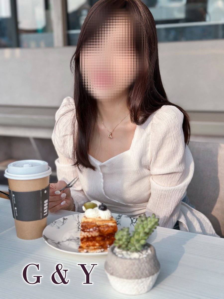 有推友問：
「why夫妻情侶要聯誼？」

首先，要先了解一件事
不論再相愛的兩人，都會因為相處時間越長，而失去當初的新鮮感和刺激感，這是現實也是人性。

可能有人認為
「兩人生活久了就是這樣」
看不慣對方、不耐煩彼此、不再為這段關係花心思，而慢慢消磨這段關係的活力與激情。

但是，我們都知道，
美好的事情是需要花時間與心力去經營及維繫， 感情、性愛皆是。

一片平靜的湖面，需要丟一塊小石頭，才能起到漣漪。

聯誼就是那塊小石頭，為我們既定僵化的相處模式，帶來變化。

畢竟，四人話題總比兩人多🤣

聯誼為的雖是新鮮感，確能無形點綴性愛、豐富生活❤️

#氣質淫妻的聯誼心得筆記📝
#hotwifehappylife
#夫妻情侶聯誼 #單男同樂
#單男報名請附生活照和自介哦