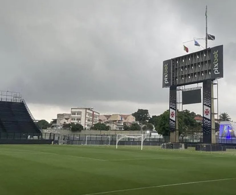 joaovg05's tweet photo. Que tapete em São Januário. Sou completamente a favor de continuar fodendo o gramado do Maracanã, e quando estiver impraticável correr pro nosso tapetinho rs https://t.co/vff7WHQGo3