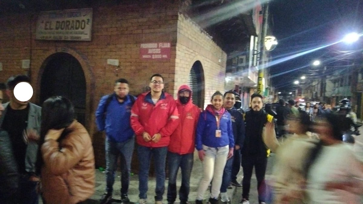 AndresPB1981's tweet photo. Seguimos trabajando por la seguridad de #LaGranCapital a través de nuestros operativos nocturnos interinstitucionales: "PLAN BÚHO" 🦉👮♂️🪖🚓.
#UNIDOS por un #PAZTOSeguro20 este viernes 29 abril nos articulamos entre :@alcaldiapasto
@PoliciaPasto @Ejercito_Div3 #BASPC23 @bomberospasto @secsaludpasto @DAEP_Pasto, Subsecretaría de convivencia, Subsecretaría de control, sobre los sectores de Rumipamba y las Cuadras cra 30 con calles 19 y 20
🫡✔️Compartimos con ustedes los siguientes resultados:
🚔👮🪖Seguridad (Policia, Subsecretaría Seguridad)
♦️ Despeje del sector las cuadras por llamado de la ciudadanía
♦️ Se impulsan más de 80 requisas en general
♦️Verificación de antecedentes de personas y motocicletas.
♦️Despeje de sector carrera 30 con calles 19 y 20
🏳️✌️Convivencia
♦️Verificación de menores de edad en bares, establecimientos, vías públicas. (Plan Decreto) Restablecimiento de derechos de 1 menores de edad por una riña que se presentó en el sector las cuadras, es llevado al corregimiento de Cabrera y entregado a sus padres.
🔞Subsecretaría de Control
♦️Por llamado del frente de seguridad en el sector cuadras entre carrera 30 con calles 19 y 20
▪️Cierre con medida preventiva a tres establecimientos comerciales (Bares).
🏥Secretaría de Salud
♦️Impulsó la campaña en contra de conducir en estado de embriaguez, denominada "Ve-Vida en justa medida"
🛂 Secretaría de Tránsito
♦️Control de vehículos mal estacionados en el sector de las cuadras.
♦️Verificación de documentación de motocicletas y vehículos.
♦️Se realizaron 2 comparendos
• 1 vehículo sector cuadras
• 1 comparendo por mal estacionamiento en las Cuadras
👨🚒🚒 Bomberos de Pasto.
♦️Verificación de cumplimiento de medidas de seguridad ante incendios en establecimientos comerciales, como la respectiva documentación en los mismos.
🏙️Espacio Público
♦️Despeje de Parque de Rumipamba
. Sector parque infantil
♦️Control y disuasión vendedores de bebidas artesanales. Sector las cuadras entre carrera 30 con calles 19 y 20.
Seguiremos trabajando por un #PaztoSeguro20 y por la convivencia ciudadana en #LaGranCapital