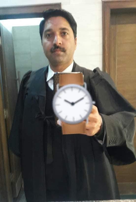 sajidusmani787's tweet photo. جنوری کی ٹھنڈی دوپہر  میں ایک بوڑھی اماں جی اسلام آباد کچہری کے باہر دیوار کے ساتھ ٹیک لگائے کھڑی تھیں ہلکی ہلکی بارش میں آدھی بھیگی ہوئی تھیں جمعہ کا دن  تھا میں  دو عدالتوں میں اپنا کام ختم کر کے میں تیز رفتار قدموں سے آفس سے نکلا۔ کچہری کے باہر جیسے ہی گاڑی میں بیٹھنے لگا تو میری نظر ان پر پڑی۔ بڑی اداس اور دیوار کے سہارے کھڑی 90 سالہ بزرگ خاتون ہاتھ میں چند کاغذات جو شاپر میں لپٹے  تھے ایسا لگ رہا تھا جیسے زندگی کے سارے مقدمات ہار چکی ہوں۔ گاڑی میں بیٹھا میں حیرت اور تجسس سے انھیں دیکھ ریا تھا۔  آخر کر مجھ سے رہا نہ گیا میں نے ہاہر آکے ان سے پوچھ ہی لیا۔ ماں جی کیوں پریشان ہیں آپ کی طبیعت تو ٹھیک ہے ایک لمحہ کے لیے انھوں نے مجھے نظریں بھر کے دیکھا اور فر بولی۔ بیٹا تم وکیل ہو ۔ میں نے جواب دیا، جی میں وکیل ہوں۔ وہ بولیں میں  گاوں ۔۔۔۔۔۔۔۔سے  ہوں  کچھ جگہ تھی جو میرے خاوند کے مرنے کے بعد میرے رشتےداروں نے ذبردستی مجھ سے انگوٹھے لگوا کر اپنے نام کروا لیں۔ اب میں اپنی پاگل بیٹی کے ساتھ چھوٹے سے گھر میں رہتی تھی کل عدالت کا نوٹس ملا ہے۔انھوں نے مجھے دیگر کاغدات کے ساتھ عدالتی نوٹس نکال کے دیکھا۔ اور ساتھ انکی آنکھیں بھرآئین۔وہ بتانے لگیں بیٹا کسی نے مجھے یہ بتایا ہے کہ عدالت نے جس گھر میں رہتی ہوں وہ بھی میرے رشتےداروں کے نام کر دیا ہے میں پریشان ہوں اپنی پاگل بیٹی کے ساتھ کدھر جاوں گی۔ میرے پاس پیسے نہیں نا کوئی کمانے والا ہے کہ وکیل کی فیس یا دیگر اخراجات برداش کر سکوں۔روتے  ہوئے ان کی ہچکی بند گئی میں ان کو اپنے افس لے گیا میں نے ساری تفصیلات جانیں۔   وہ واقعی ہی عدالتی نوٹس تھا میں نے عدالت سے فائل نکلوائی اماں جی سے وکالت نامہ میں انگوٹھا لگوایا ۔ دعوے کا جواب تیار کر کے عدالت میں داخل کر دیا۔ اماں جی کو چاے پلائی کھانا کھلایا حوصلہ دیا اور کچھ نقد حدیہ دے کر یہ کہتے ہو رخصت کر دیا کہ میں  آپ کا وکیل ہوں آپ کا مقدمہ مفت لڑوں گا آپ کو اپنے گھرسے کوئی نہیں نکال سکتا یہ میرا آپ سے وعدہ ہے آپ بے فکر ہو کے گھر جائیے۔ جاتے ہوئے اماں جی قدرے 
 پر اطمینان  تھی۔ انھوں نے مجھے ڈھیروں دعائیں دیں۔ آج  پورے چار ماہ بعد جمعہ والے دن ہی وہ مقدمہ میں نے جیت لیا ہے آج پھر سماں جی میں نے اپنے  آفس میں بلایا تھا اپنی طرف سے مٹھائی پیش کی کہ آپ کی دعاؤں کے سبب مقدمے میں کامیاب ہوا ہوں۔ ان کے چہرے پر مسکراہٹ اور آخری دعا یہ تھی۔ ( پتر تیرا رہتی دنیا تک نام رہے گا انشااللہ )

آپ یا آپ کا کے کسی عزیز کو اسلام آباد یا راولپنڈی میں قانونی مدد کی ضرورت ہو تو آپ مجھ سے رابطہ کر سکتے ہیں۔ میری فیس کا% 50 غربا کی خدمت میں وقف ہوتا ہے۔ 
ازقلم ۔ چوہدری محمد مبین ایڈووکیٹ ہائی کورٹ اسلام آباد ۔