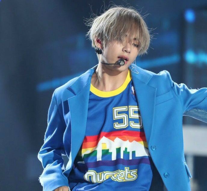 kthvfeed's tweet photo. Kim Taehyung supporting LBGT+, a long thread: https://t.co/eiVpNMyk8O