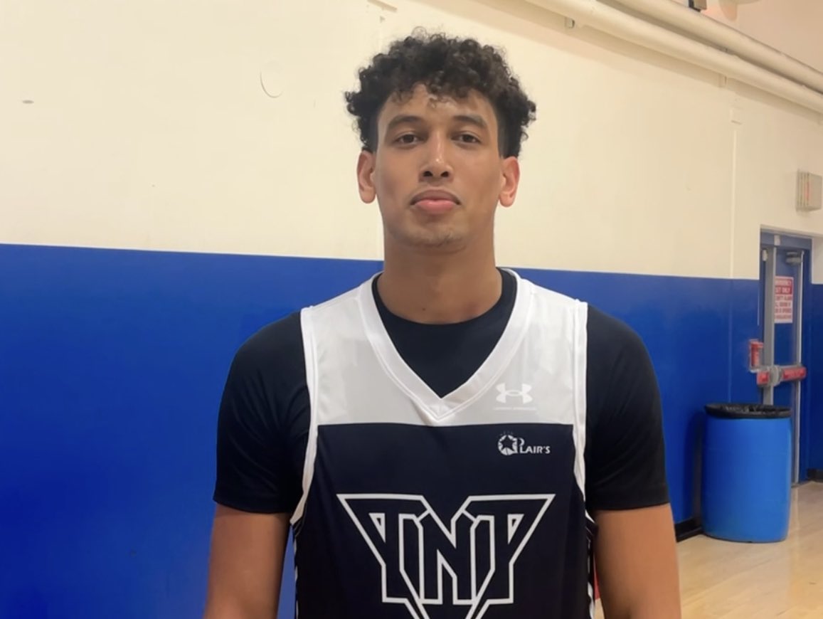 #GASOLive2 | Top Performer

<a href="/NicholasBuffalo/">Nicholas Buffalo</a> | TNT
2023 - Deer Park

Bouncy unsigned senior that has been on a tear this weekend. Just went for 20+ again in a semifinal win over SABO

#GASO