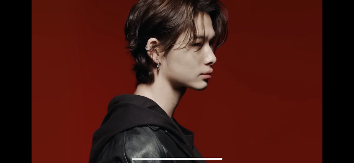 teyajaaayn_'s tweet photo. So belift has everything planned down to the tiniest bit 👏🏼 ‘cause “bite me” was a line from jungwon &amp; ni-ki’s bleeding darkness in mix &amp; max. In the concept trailer, sunghoon “killed” jungwon. Jungwon was left on the middle of the road &amp; when night fell, he woke up &amp; he ++ https://t.co/sgT1LV69F3