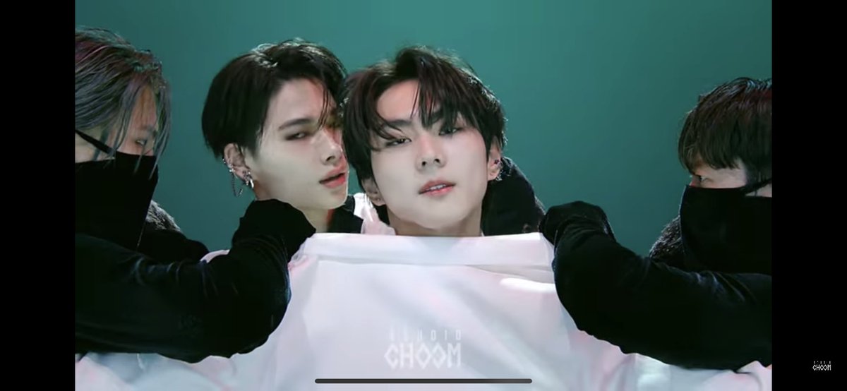 teyajaaayn_'s tweet photo. So belift has everything planned down to the tiniest bit 👏🏼 ‘cause “bite me” was a line from jungwon &amp; ni-ki’s bleeding darkness in mix &amp; max. In the concept trailer, sunghoon “killed” jungwon. Jungwon was left on the middle of the road &amp; when night fell, he woke up &amp; he ++ https://t.co/sgT1LV69F3