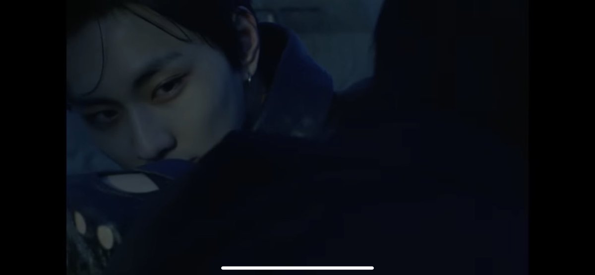 teyajaaayn_'s tweet photo. So belift has everything planned down to the tiniest bit 👏🏼 ‘cause “bite me” was a line from jungwon &amp; ni-ki’s bleeding darkness in mix &amp; max. In the concept trailer, sunghoon “killed” jungwon. Jungwon was left on the middle of the road &amp; when night fell, he woke up &amp; he ++ https://t.co/sgT1LV69F3