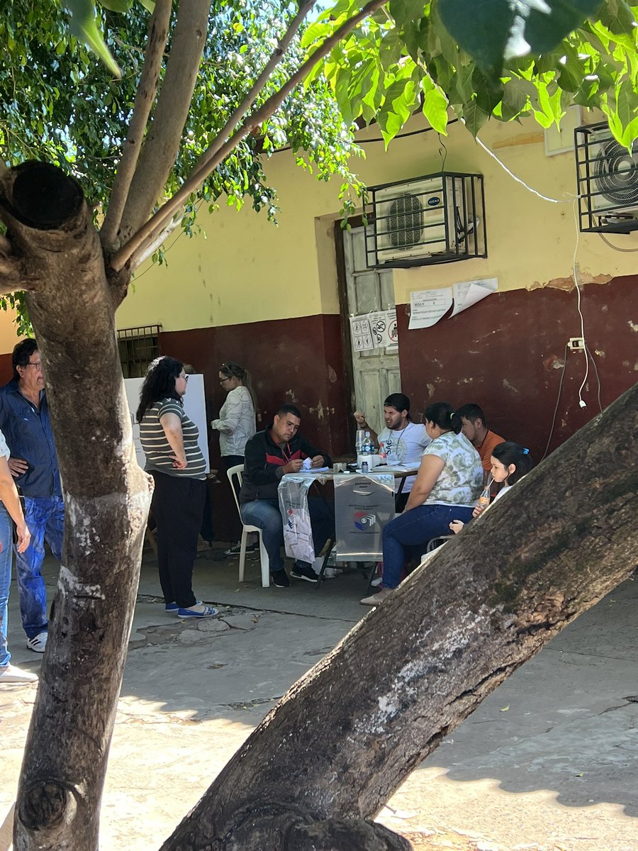 Que harta del voto asistido y de otros delitos que ves mientras formas las largas filas y que denuncies y te digan que no se puede hacer nada porque es decisión de los miembros de mesa. Ojalá todos votemos con memoria y conciencia 😩