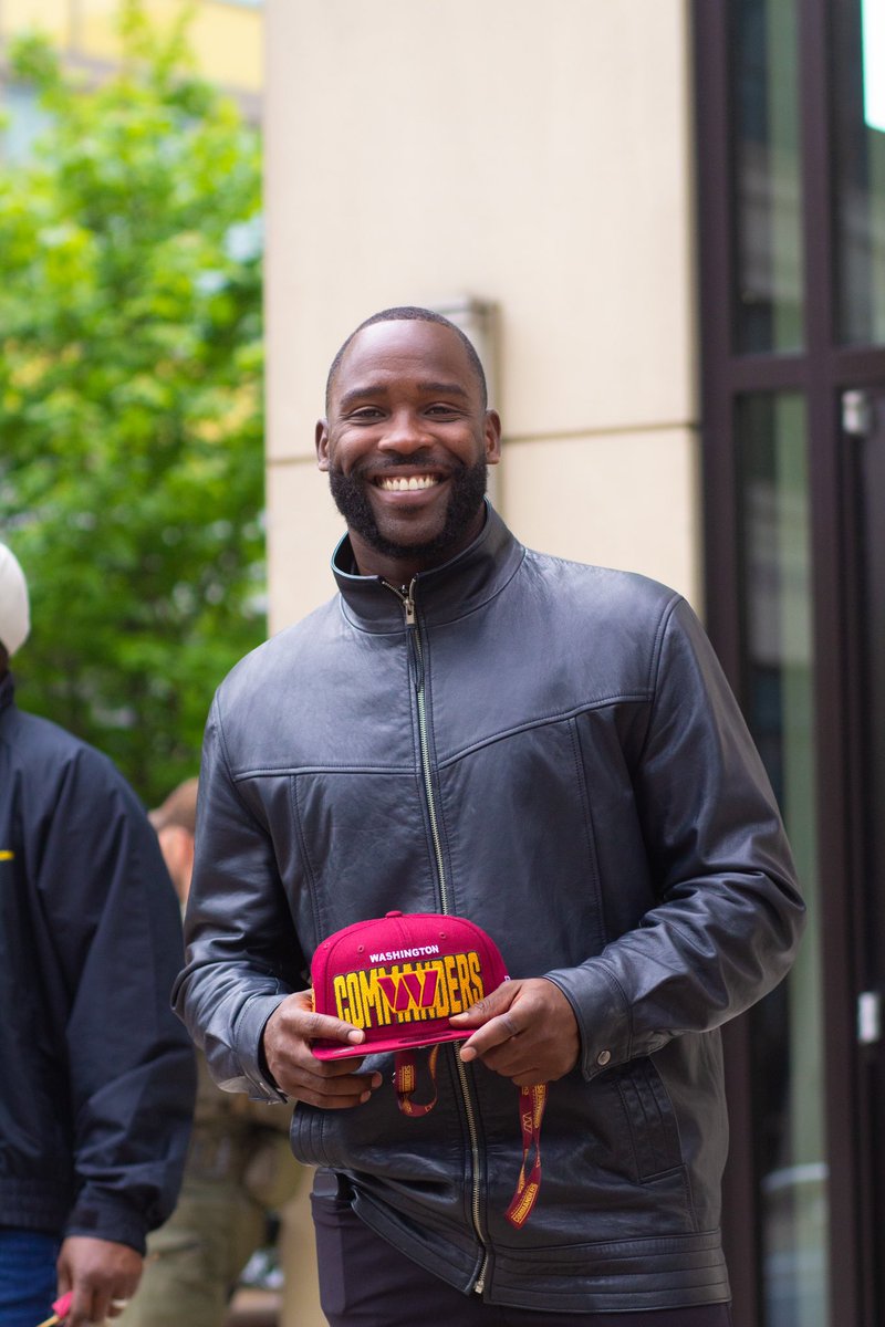 Jared 🔜 Dreamcon (@scott_smilez) on Twitter photo Shoutout to <a href="/NilesP_/">Niles Paul</a> and <a href="/PierreGarcon/">Pierre Garçon</a> stoppin for a pic. I appreciate y’all man 🙌🏾
#HTTC Shoutout to <a href="/NilesP_/">Niles Paul</a> and <a href="/PierreGarcon/">Pierre Garçon</a> stoppin for a pic. I appreciate y’all man 🙌🏾
#HTTC