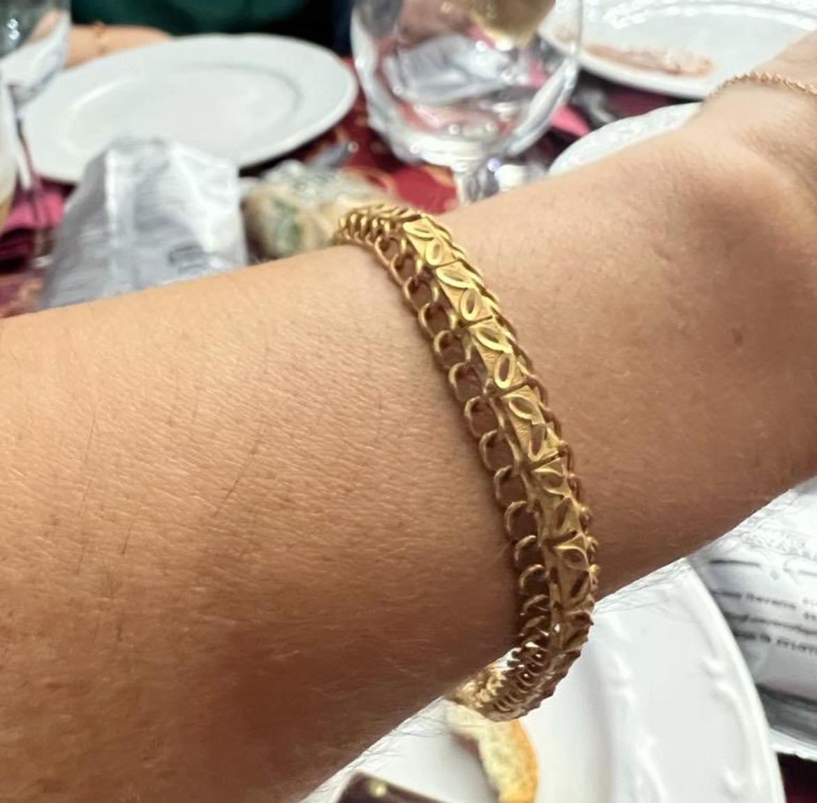 Hola, un favor, una amiga mía ha perdido esta pulsera por Pascual Márquez. Encima es de su suegra, que está pachuchi y mi amiga se iba a casar con ella puesta por animarla. Si alguien la vio, me puede escribir DM? Paga la pulsera si hace falta, pero necesita casarse con ella 🥲