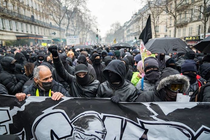 Demain c'est la guerre, et le gouvernement le sait ! 
Blacks-blocs, Gilets Jaunes, syndicats, le peuple montrons qui décide dans ce pays ! 🔥💥
Rendez-vous avec l'histoire demain ! 
#ReformeDesRetraites #Manif1ermai #1erMai #grevegeneraleillimitee #MacronDémission #blocagetotal