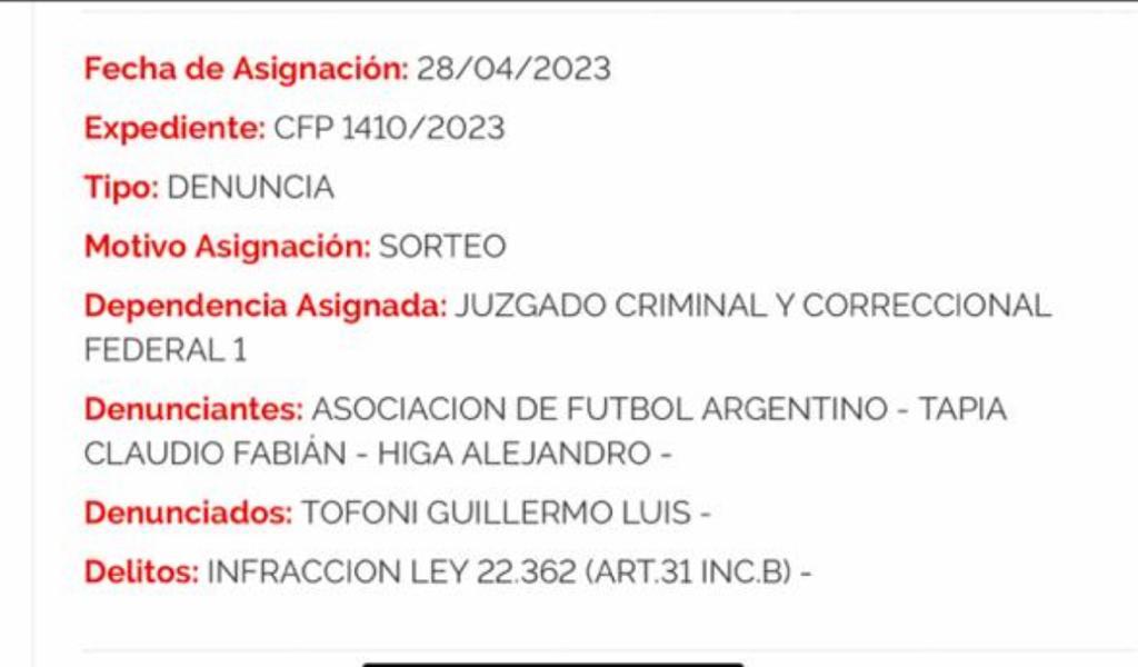 okdobleamarilla's tweet photo. 🚨#ALERTA | #AFA denunció penalmente a Guillermo #Tofoni por incumplimiento de contrato
📌La causa está en manos del Juzgado Criminal y Correccional Federal Nº1 y también tiene a Claudio #Tapia como denunciante contra el empresario https://t.co/m6xKdP8WhU
