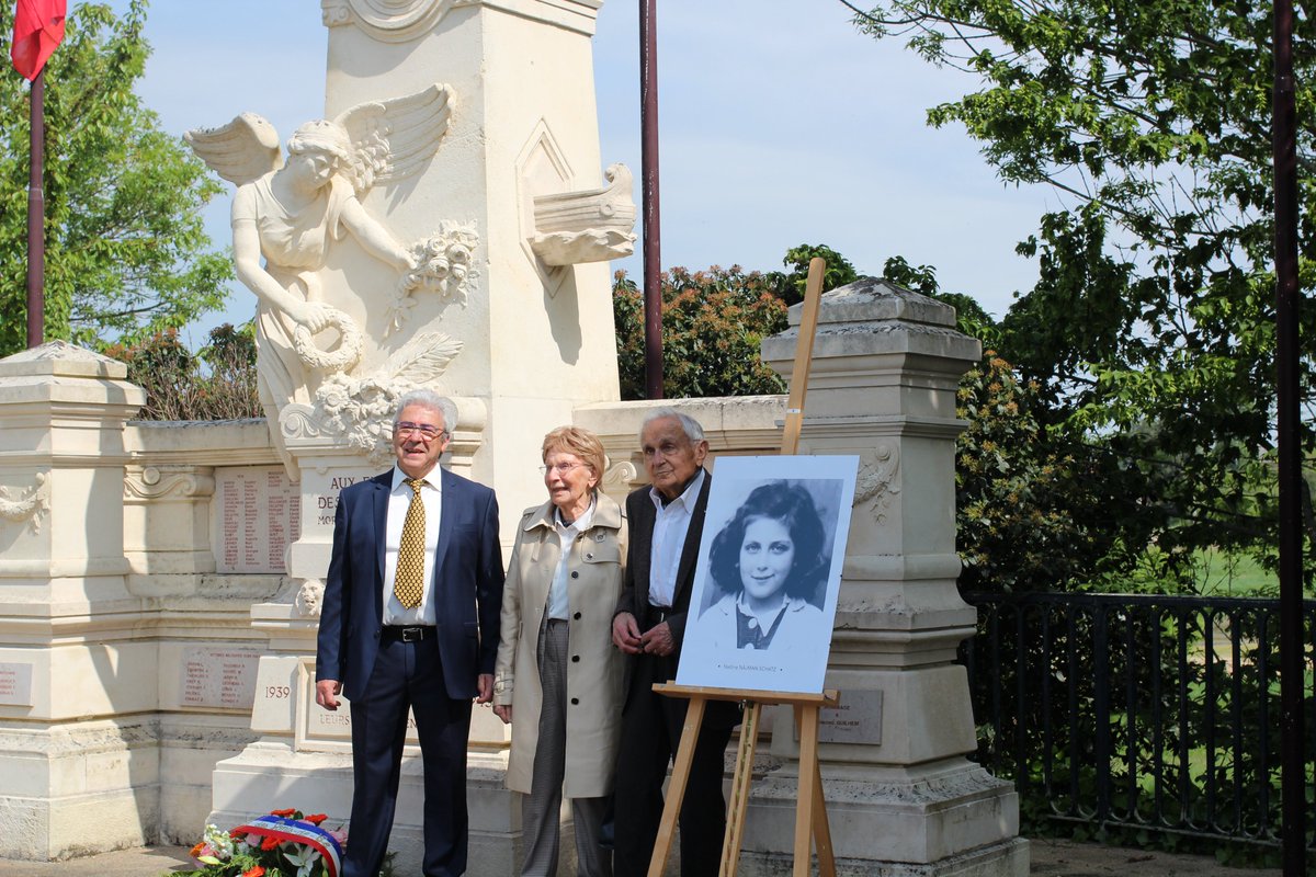 Cérémonie solennelle du souvenir des victimes de la déportation <a href="/villepontsdece/">Ville Ponts-de-Cé</a> où le nom de Nadine Najman-Schatz vient d’être ajouté sur le monument aux morts. Elle faisait partie des 11 enfants juifs réunis à la villa Suzanne avant d’être déportés à Auschwitz en 1942.