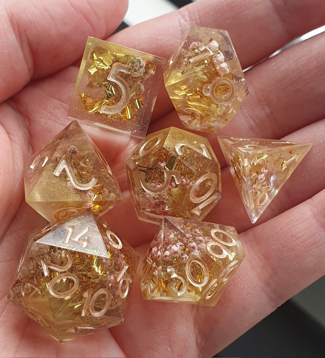 Finished another art trade ♡♡♡ I love how they turned out and tested a new ink a friend gave to me. The soft colour looks so nice on them!

#dnd5e #ttrpgcommunity #ttrpgfamily #dnd #dice