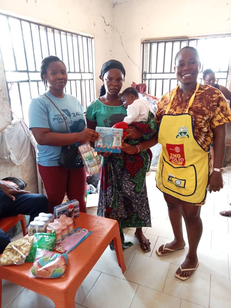 Rotaract9125NG's tweet photo. The Rotaract club of Makurdi central carried out a project on Maternal and child health at the IDP camp.
Mothers were educated on the importance of breastfeeding and how they can care for their health and that of their Babies to support them in their growth.
#RotaractD9125 https://t.co/92t2ljWEUo