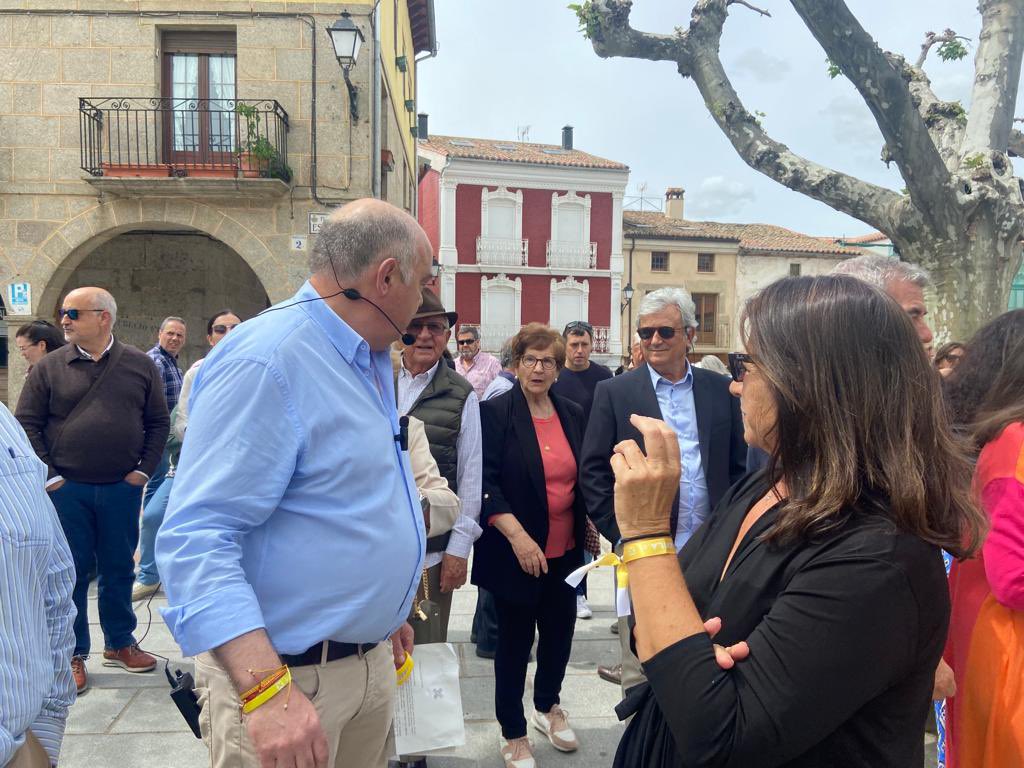 RuthRuthpindado's tweet photo. Cuando eres El Candidato. Querido x tu pueblo, arropado por un centenar de personas, aplaudido por todos y dispuesto a dejarte la vida por tu gente, eres lo q @PiedrahitaAvila necesita. Enorme #VictorPindado y #equipazo https://t.co/kYYk5bCMrF