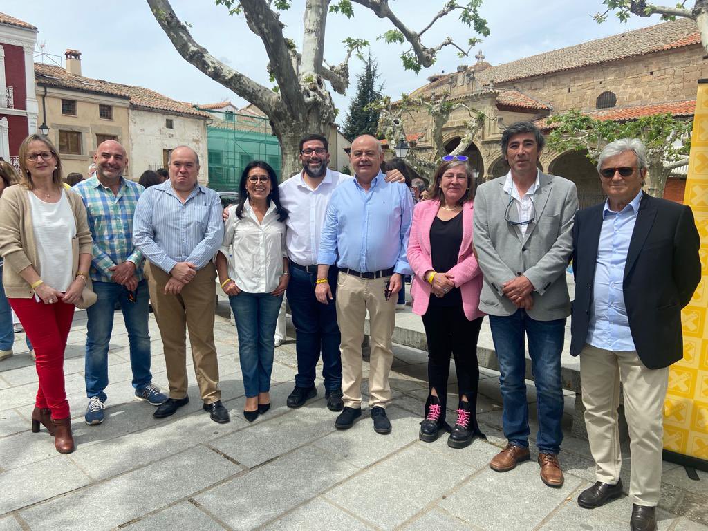 RuthRuthpindado's tweet photo. Cuando eres El Candidato. Querido x tu pueblo, arropado por un centenar de personas, aplaudido por todos y dispuesto a dejarte la vida por tu gente, eres lo q @PiedrahitaAvila necesita. Enorme #VictorPindado y #equipazo https://t.co/kYYk5bCMrF