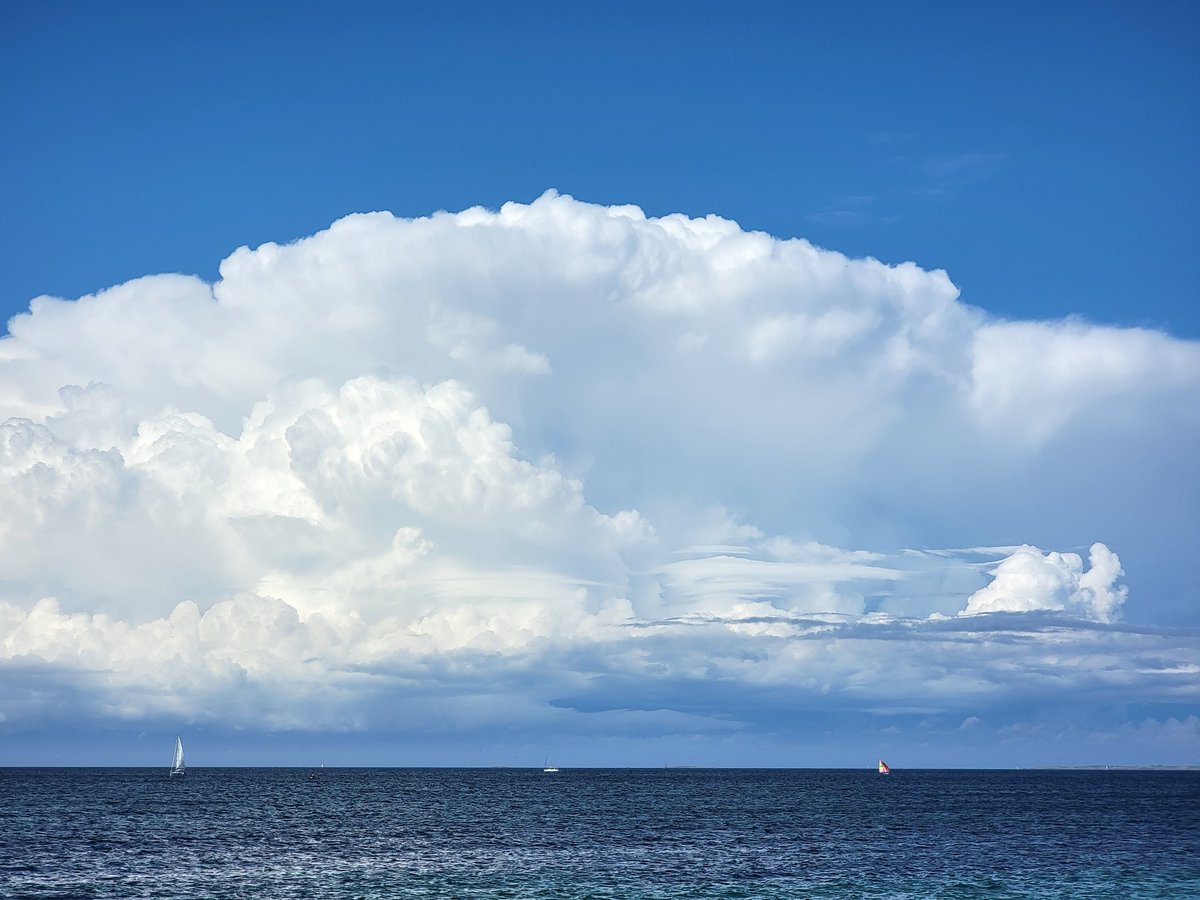 vladngrd's tweet photo. @Meteovilles @meteociel Depuis Belle Île on observe bien la formation des cumulus et entendons même le grondement au loin https://t.co/ok5HueVlBl