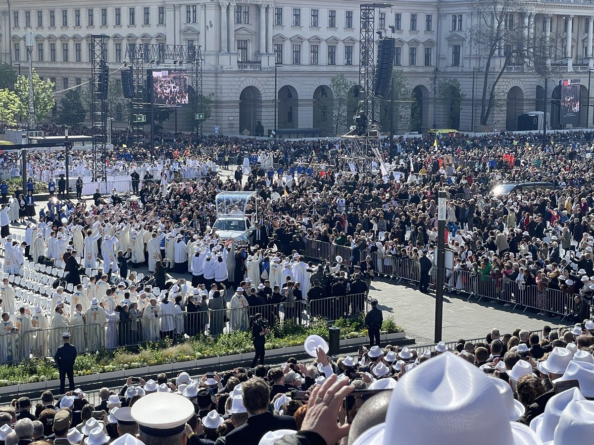 PalkovitsValer's tweet photo. During his #ApostolicJourney to Hungary @Pontifex: “Isten áldd meg a magyart! [God bless the Hungarians!] 🙏
#PopeInHungary 🇻🇦🇭🇺 https://t.co/8F9UOUfcYk