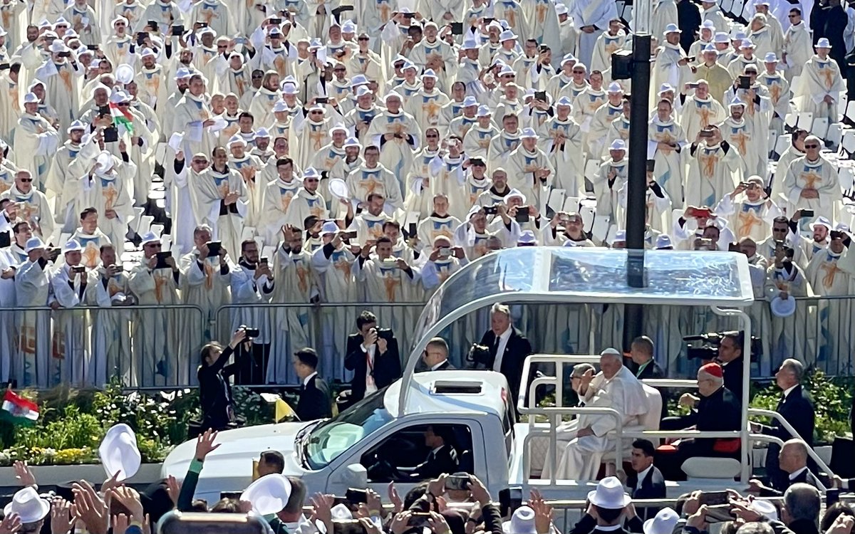 PalkovitsValer's tweet photo. During his #ApostolicJourney to Hungary @Pontifex: “Isten áldd meg a magyart! [God bless the Hungarians!] 🙏
#PopeInHungary 🇻🇦🇭🇺 https://t.co/8F9UOUfcYk
