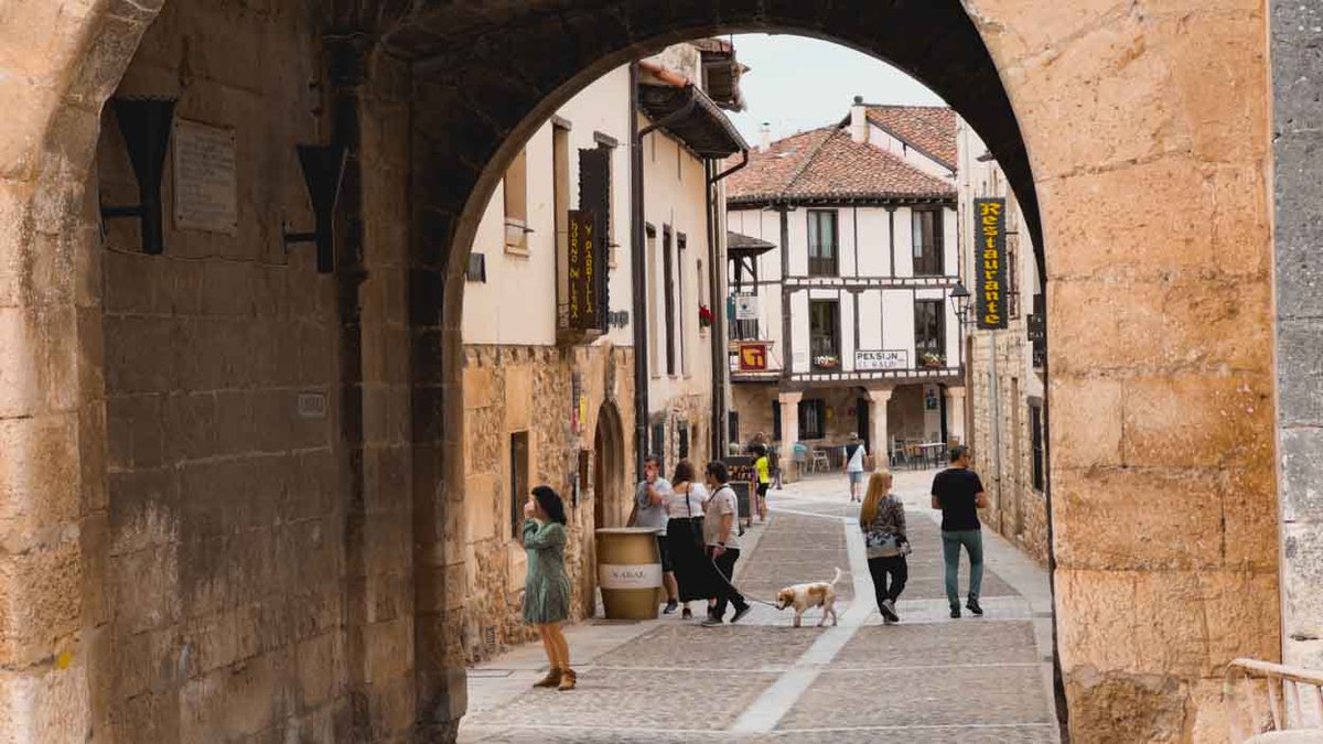 guiasviajar's tweet photo. 10 Imprescindibles QUE VER en COVARRUBIAS en 1 día (Burgos) https://t.co/viFWEAD1oM #turismo #viajes https://t.co/F8rM4v9fkk