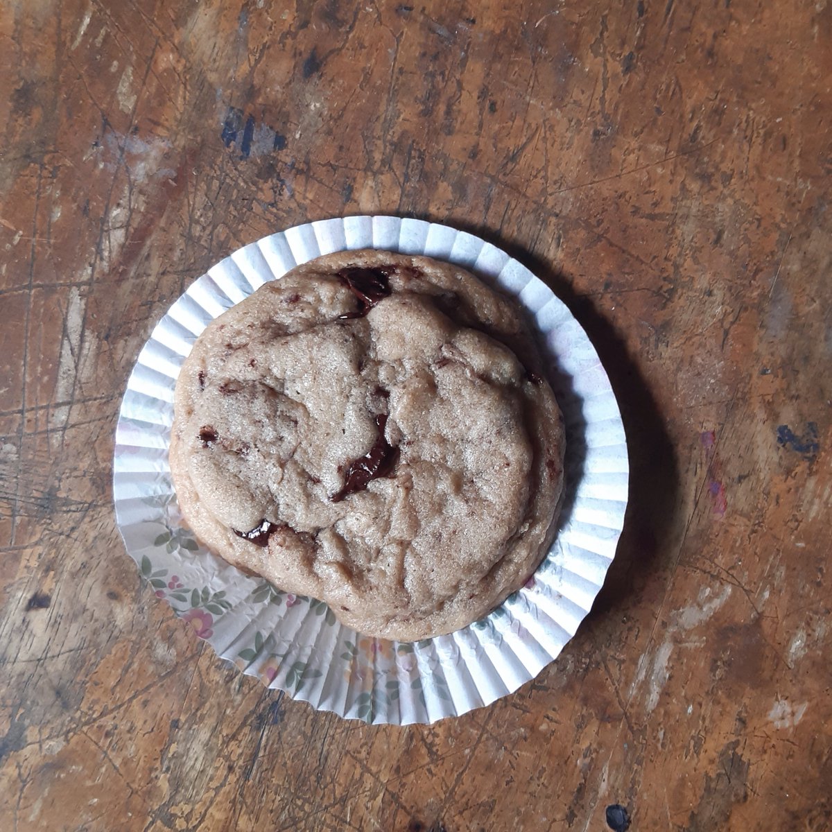 RoannaFernandes's tweet photo. Last week loveness!

When a beautiful chocolate chip cookie is made, you gotta immortalize it via a few thousand pics or so • They were giant, they were crisp, they were comfortingly chewy in the centre, they were sweet 🍪 📝

Made by @Racesc04

#chocchipcookie #Racileskitchen https://t.co/2v30YvMGp3