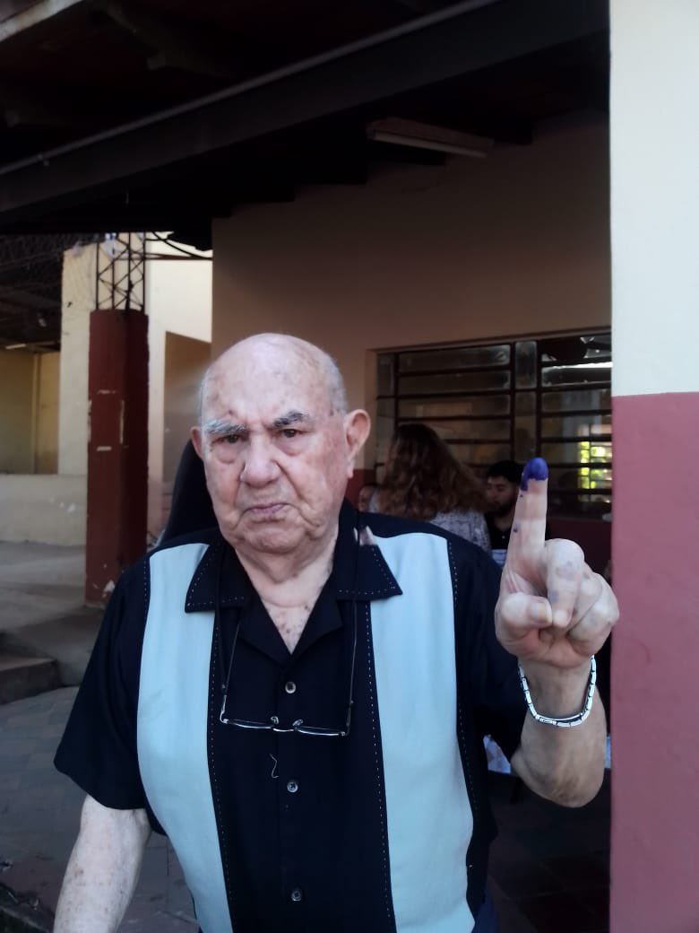 Abuelo. 87 años, familia de fundadores del partido colorado. Hace años presentó su renuncia al partido porque esos bandidos ya NO representan la ideología inicial a la cual el se afilió. Hoy voto por EL CAMBIO. No por colores! quiere un país mejor para las futuras generaciones