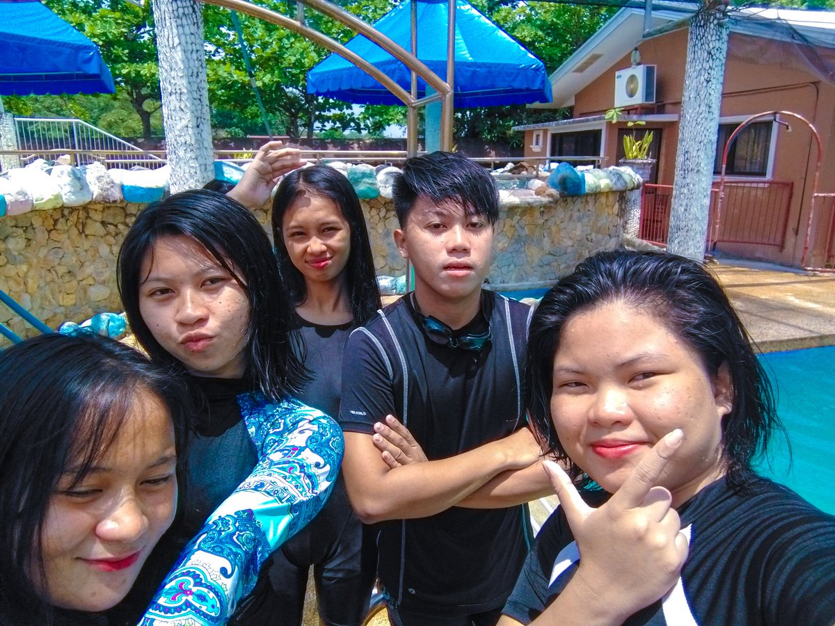 _leverenth_'s tweet photo. with the college-bilog; Nhelzen, Erica, Mariel &amp; Kian https://t.co/yJ5ej67KZC