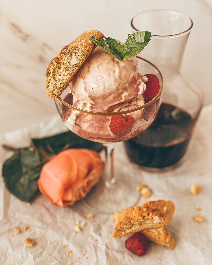 TheWineCEO's tweet photo. Did you know that when you are pairing wine with sweet foods, you want to make sure that the wine is sweeter than the food? 🤔

If not, the wine will taste dry and sometimes bitter! So make sure any wine you pair with dessert is extra sweet! Here are … https://t.co/xzRTAwaR5A https://t.co/dvpzix1VLG