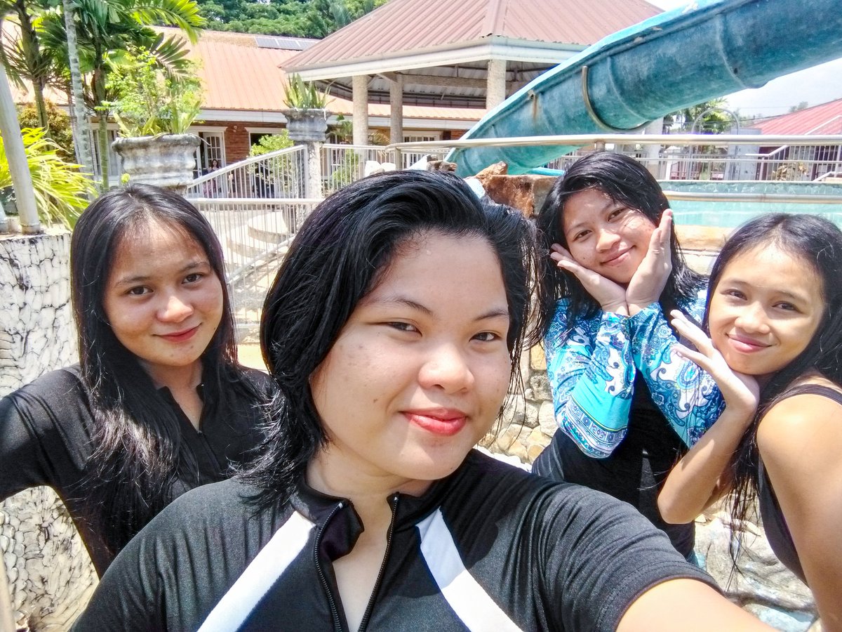 _leverenth_'s tweet photo. with the college-bilog; Nhelzen, Erica, Mariel &amp; Kian https://t.co/yJ5ej67KZC