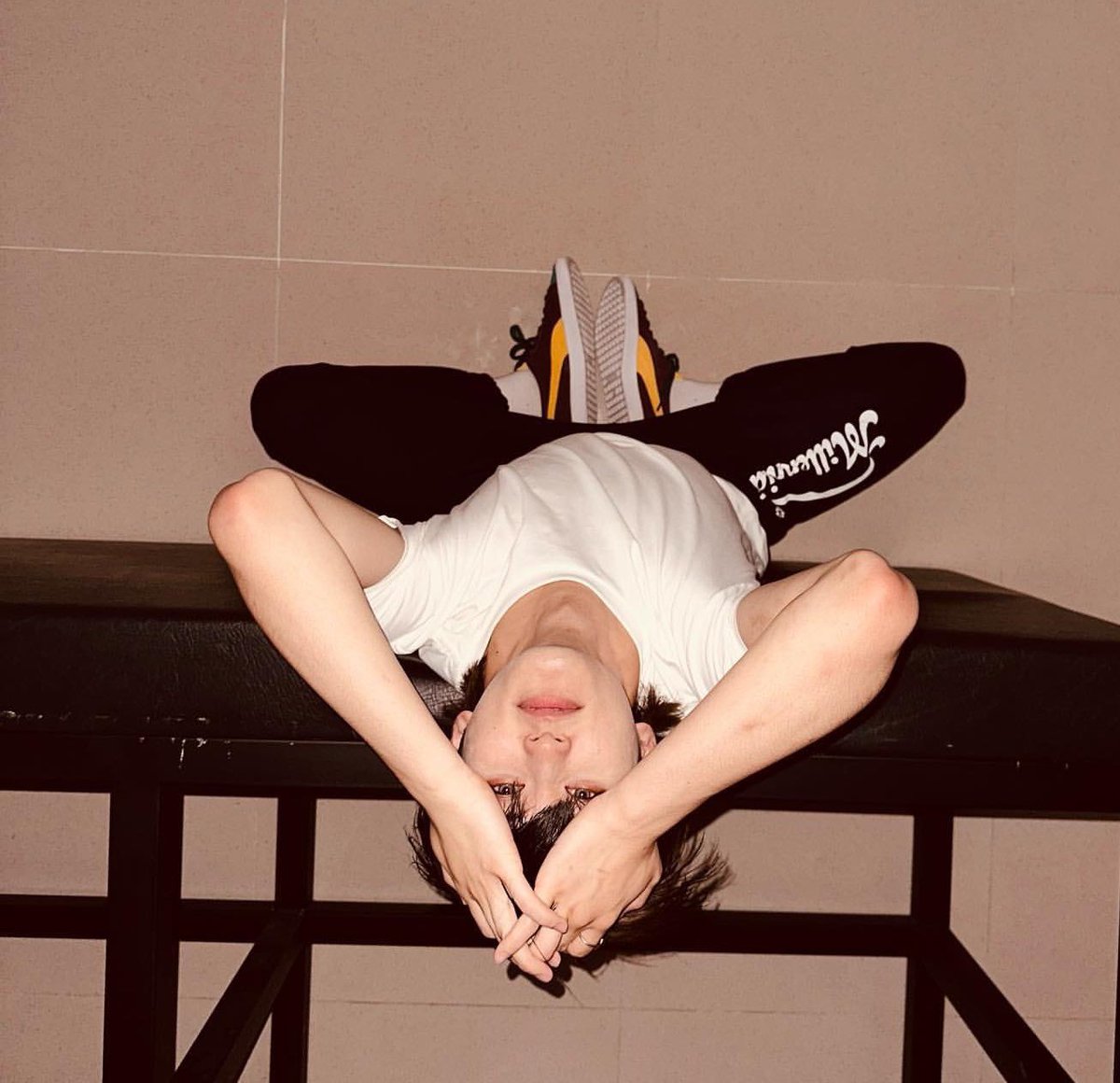nct_menfess's tweet photo. nct! MARK LO MAU POSE SPIDERMAN YG MAU KI*S MJ KAH?????!!! 😭😭😳😳😳 https://t.co/t75lUg4OVr