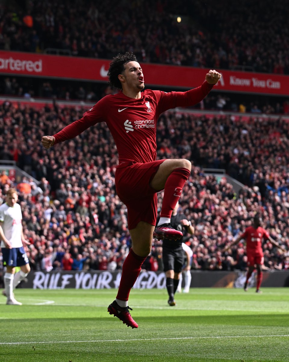 premierleague's tweet photo. ⚽️ Jones 3'
⚽️ Diaz 5'
⚽️ Salah 15' (pen)

Rapid.

@LFC | #LIVTOT https://t.co/O4rpY2yi1t