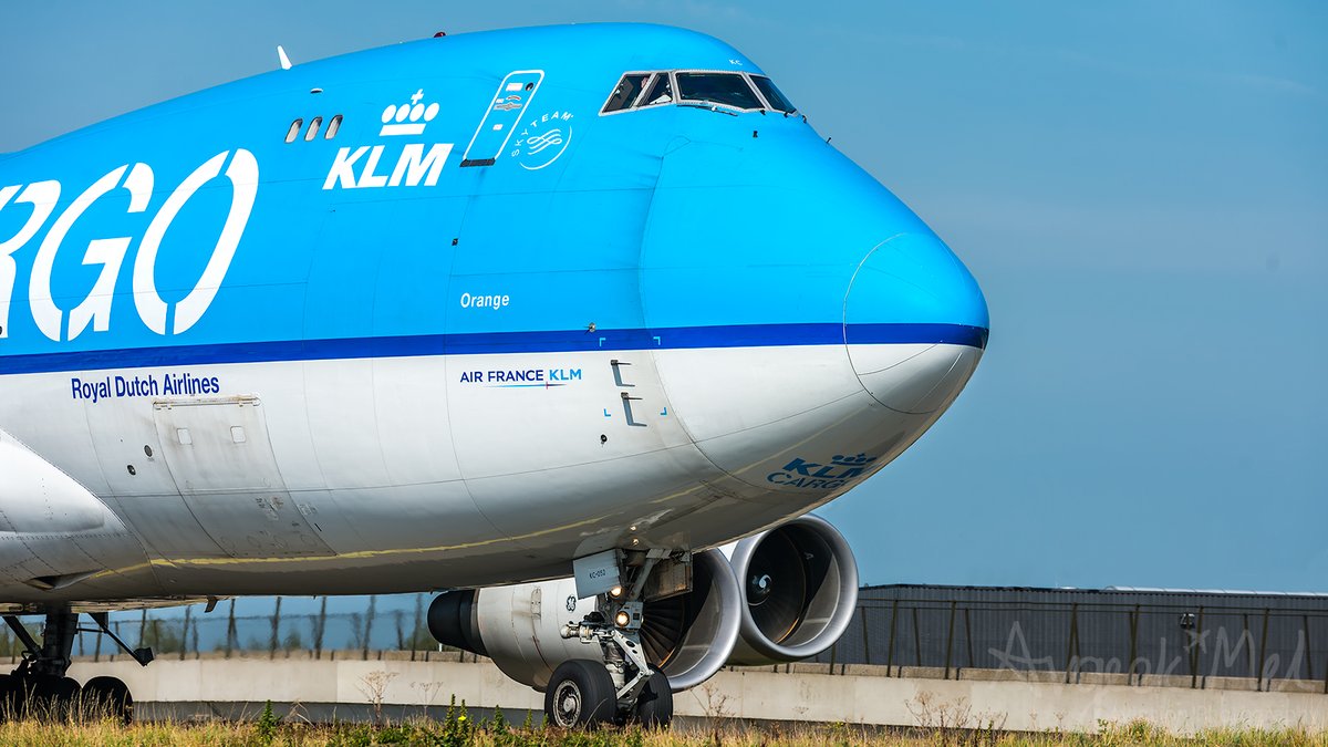 AvgeekMel's tweet image. Close up taken back in 2016 of one of @KLM B744 Cargo planes seen along TaxiwayQ at Amsterdam @Schiphol Airport #aviation #freighter #B747 #Planespotting