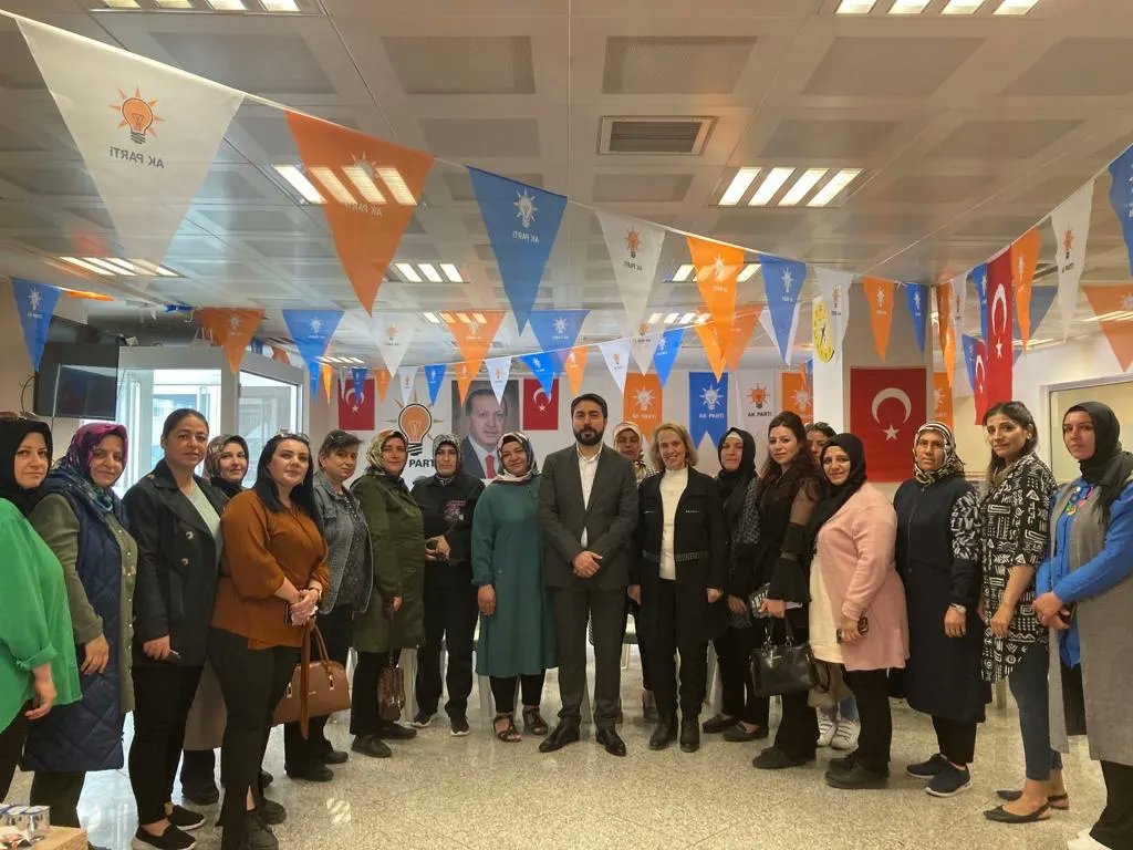 AkKiliss's tweet photo. Genel Merkez Teşkilat Koordinatörümüz Sn.  Abdurrahman Döğücü Seçim Koordinasyon Merkezimize Ziyarette Bulunarak Ak Parti Kilis İl Kadın Kolları Başkanımızdan Yaptığımız Çalışmalar Hakkında İstişarelerde Bulundu.

@RTErdogan
@aysekesir 
@nilgunok020 
@metinkaraku5 
@ahmetsalihdal https://t.co/2L9NWICxr7