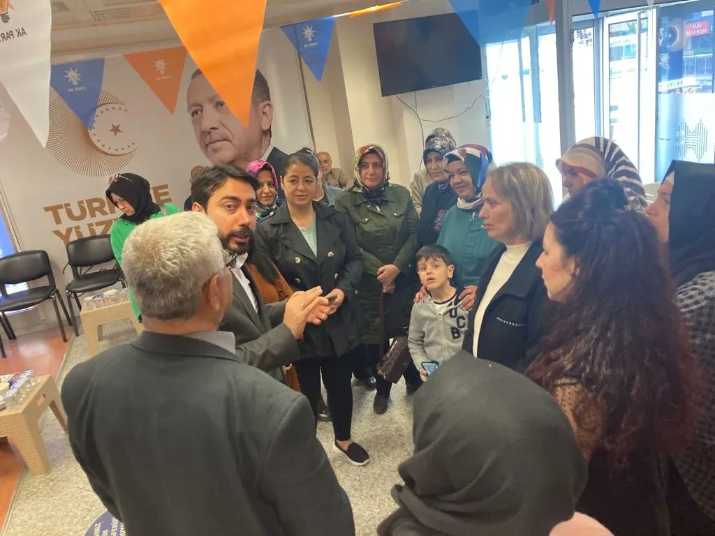 AkKiliss's tweet photo. Genel Merkez Teşkilat Koordinatörümüz Sn.  Abdurrahman Döğücü Seçim Koordinasyon Merkezimize Ziyarette Bulunarak Ak Parti Kilis İl Kadın Kolları Başkanımızdan Yaptığımız Çalışmalar Hakkında İstişarelerde Bulundu.

@RTErdogan
@aysekesir 
@nilgunok020 
@metinkaraku5 
@ahmetsalihdal https://t.co/2L9NWICxr7