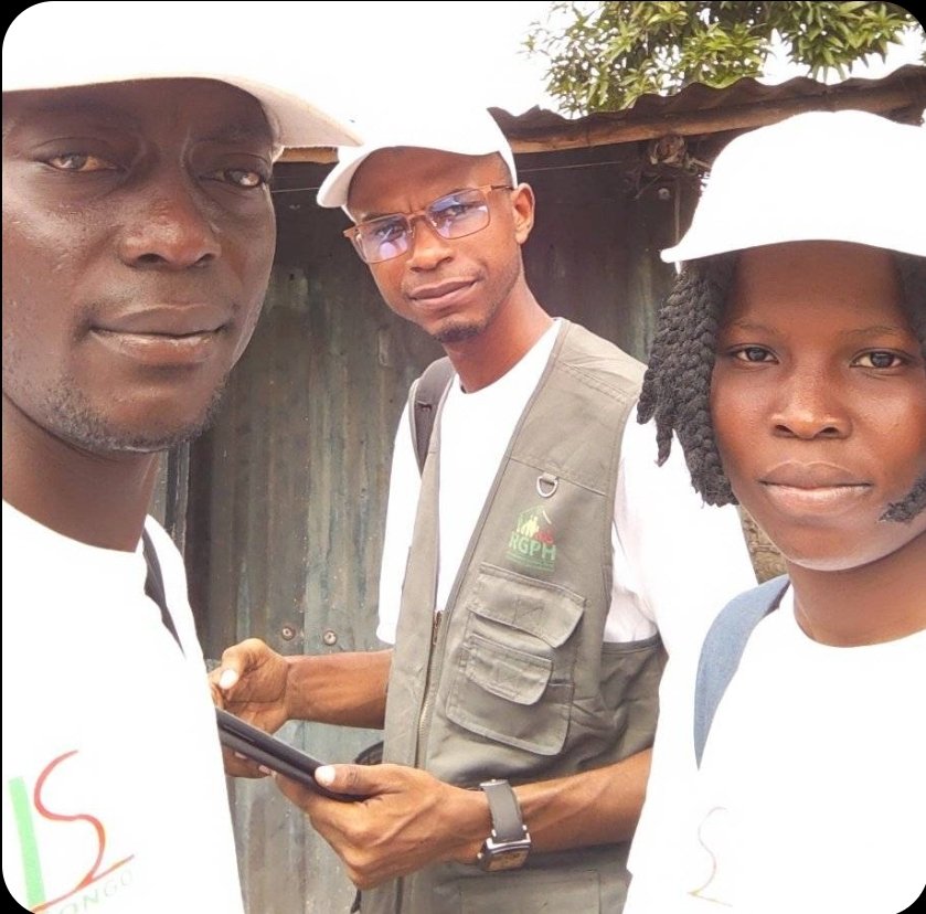 RGPH_Cg's tweet image. #J6 du #RGPH-5 
À #Mpiere_mpiere dans l'arrondissement #Mfilou à Brazzaville, des agents recenseurs studieux à leur poste ce dimanche matin.
Plusieurs ménages numérotés et dénombrés. 
#Agents_Recenseurs_de_qualité
#OuvronsNosPorteAuRecensement.